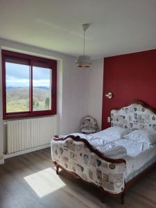 une chambre avec un lit et une fenêtre dans l'établissement La maison du cœur, à Saint-Moreil