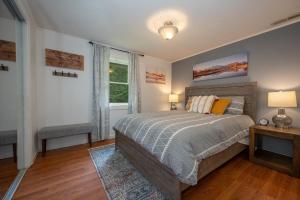 Schlafzimmer mit einem Bett und einem Fenster in der Unterkunft Peaceful Country House With Fireplace And Firepit in Mill Spring