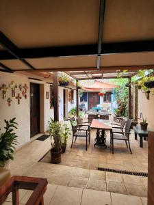 an outdoor patio with a table and chairs at Bed and breakfast Tía Mema in Santa Ana