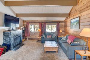 Una sala de estar con un sofá y una chimenea. en Hot Tub and Mtn Views Waterfront Grand Lake Cabin!, en Grand Lake