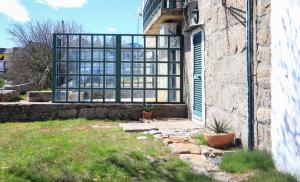a building with a gate in a yard at Primor Serra AL in Covilhã