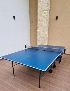 una mesa de ping pong azul en una habitación en Popasul Moților, en Răchiţele