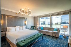 The Sutton Place Hotel Halifax客房内的一张或多张床位