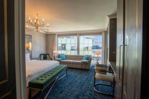 The Sutton Place Hotel Halifax客房内的一张或多张床位