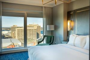 The Sutton Place Hotel Halifax客房内的一张或多张床位