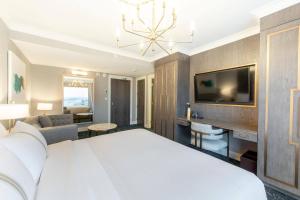 The Sutton Place Hotel Halifax的电视和/或娱乐中心
