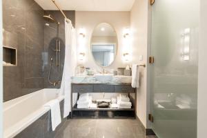 The Sutton Place Hotel Halifax的一间浴室