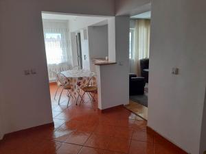 een keuken en eetkamer met een tafel en stoelen bij Spacious 4 rooms downtown apartment in Pitesti in Piteşti