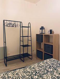 een slaapkamer met een bed, een ladder en een plank bij Bike's House - Au coeur de Royat in Royat