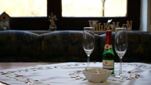 una mesa con dos copas y una botella de champán en Großzügige Wohnung mit Terrasse und Gartenzugang., en Bindlach