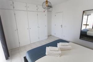 Postel nebo postele na pokoji v ubytování Luxe Condo with Pool, Airco, Seaview with two Balcony - Go4Portugal