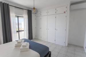 Postel nebo postele na pokoji v ubytování Luxe Condo with Pool, Airco, Seaview with two Balcony - Go4Portugal