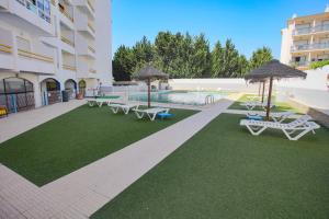 Bazén v ubytování Luxe Condo with Pool, Airco, Seaview with two Balcony - Go4Portugal nebo v jeho okolí