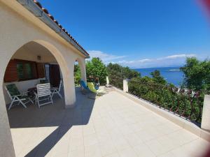 einen Balkon eines Hauses mit Blick auf das Wasser in der Unterkunft Mendula Apartment in Rogač