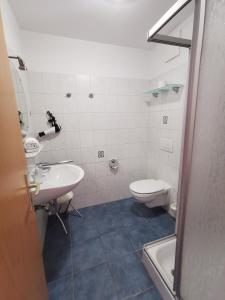 y baño con lavabo y aseo. en Ferienhaus Baltrumkieker Mitte en Neßmersiel