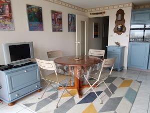 Fotografia z galérie ubytovania Appartement en Front de Mer avec Balcon, Parking Privatif, et Ménage Inclus - FR-1-672-23 v destinácii Merlimont