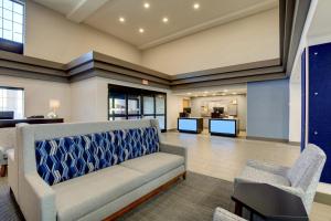 sala de estar con sofá y 2 sillas en Holiday Inn Express I-95 Capitol Beltway - Largo, an IHG Hotel en Largo