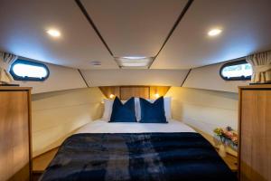 een slaapkamer met een bed in het midden van een boot bij Knightsdream - Unforgettable 2 Night Stay in Henley on Thames