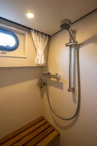 een badkamer met een douche en een bank. bij Knightsdream - Unforgettable 2 Night Stay in Henley on Thames