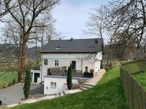 een wit huis met een zwart dak bij Wohnung am Fuße des Schwarzwalds in Oberkirch