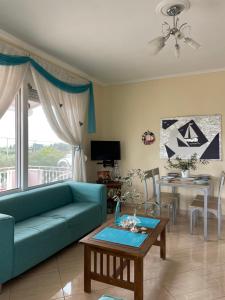 a living room with a green couch and a table at Seaside House in Karianí