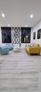 una sala de estar con sofás amarillos y azules en Clédsol, en Le Crotoy