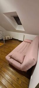 Cama rosa grande en habitación con techo en Clédsol, en Le Crotoy