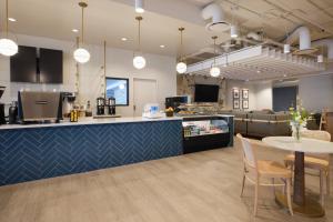 a restaurant with a counter with a table and chairs at Holiday Inn Chicago O'Hare - Rosemont, an IHG Hotel in Rosemont