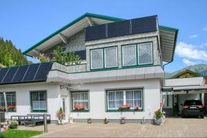 バードガシュタインにあるApartment Birke 1 - by Alpen Apartmentsの屋根に太陽光パネルを敷いた家