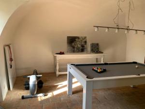 Biliardový stôl v ubytovaní Mas Les Romarins, 10 min d'Uzès, piscine et grand jardin clos, jeux, nid de repos et base pour activités dans le Gard