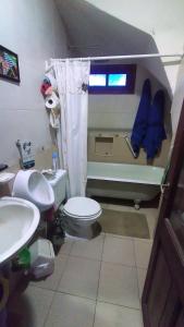 y baño con aseo, lavabo y bañera. en Casa Funes en Funes