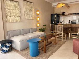 een woonkamer met een bank en een tafel bij Hotel Amaca Puerto Vallarta - Adults Only in Puerto Vallarta