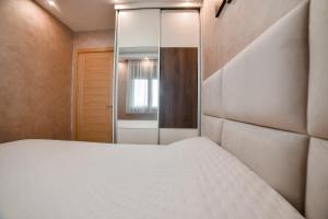 Postel nebo postele na pokoji v ubytování Apartman E.M.A