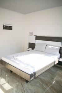 Cette chambre comprend un grand lit blanc. dans l'établissement Hotel Sol Del LLano, à Villavicencio 41 autres photos