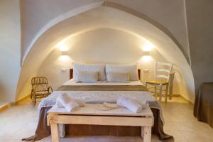 sypialnia z dużym łóżkiem w łuku w obiekcie B&B Dimora Castello w mieście Galatone