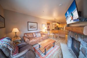 基斯通的住宿－Buffalo Lodge 8320，客厅配有沙发和壁炉及电视