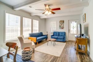 Posezení v ubytování Charleston Home with Porch - 3 Mi to Folly Beach!