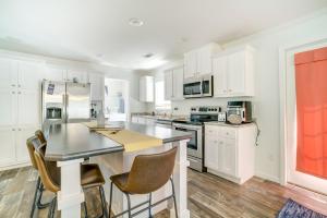 Kuchyň nebo kuchyňský kout v ubytování Charleston Home with Porch - 3 Mi to Folly Beach!