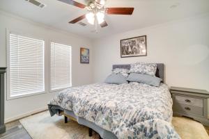 Postel nebo postele na pokoji v ubytování Charleston Home with Porch - 3 Mi to Folly Beach!