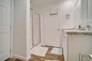 Koupelna v ubytování Charleston Home with Porch - 3 Mi to Folly Beach! + 21 fotografií