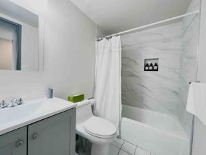 Ванная комната в The Hartford Skyline - Luxury Downtown Washer Dryer and Gym