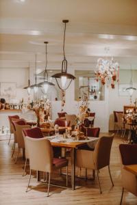 a dining room with a table and chairs at Landhotel Rosenschänke in Kreischa