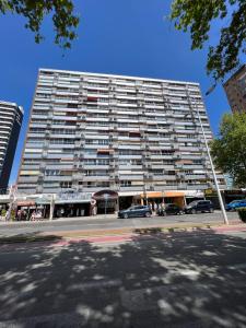 um grande edifício com carros estacionados em frente em Hany apartment Ducado 7-C em Benidorm