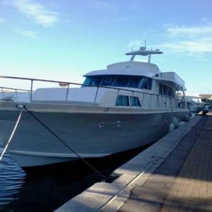 un barco blanco está atracado en un muelle en Yacht, 23 mètres, à quai., en Sète