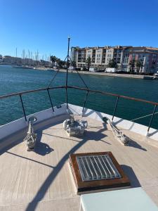 um convés de um barco na água em Yacht, 23 mètres, à quai. em Sète