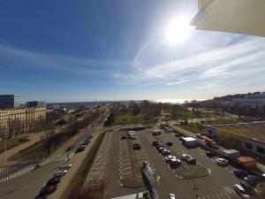 una vista aérea de un aparcamiento con coches en Apartament z widokiem na morze, en Gdynia