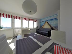 sala de estar con mesa y sofá en Apartament z widokiem na morze, en Gdynia