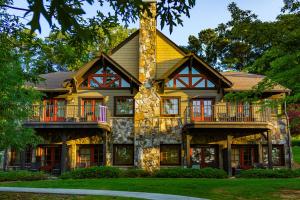 una grande casa con una torre di Lanier Islands Legacy Lodge a Buford