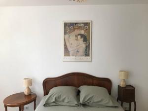 Łóżko lub łóżka w pokoju w obiekcie Maison Bertrand