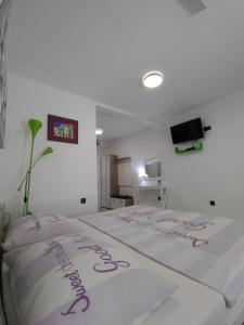 una cama grande con un cartel en una habitación en Apartments & Rooms No.1, en Zadar